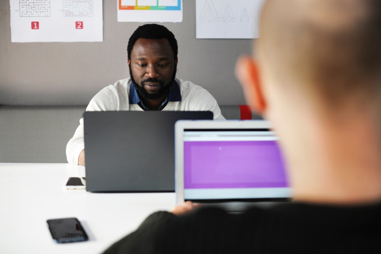 Expert expérimenté analysant des données de paie sur son ordinateur